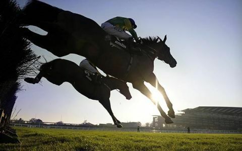 Ascot Weihnachten Zwei Pferde und Jockeys, die über Hecke am Ascot Racecourse springen