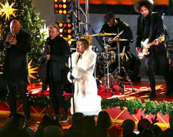 Kelly Clarkson tritt im Rockefeller Center auf