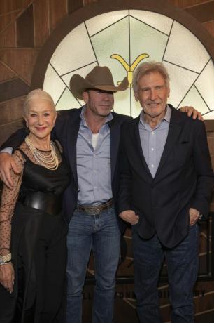 las vegas, nevada 3. dezember helen mirren, taylor sheridan und harrison ford besuchen das las vegas 1923 Premiere im Zugabentheater in Wynn, Las Vegas am 3. Dezember 2022 in Las Vegas, Nevada, Foto von schüchtern mcgrathwireimage