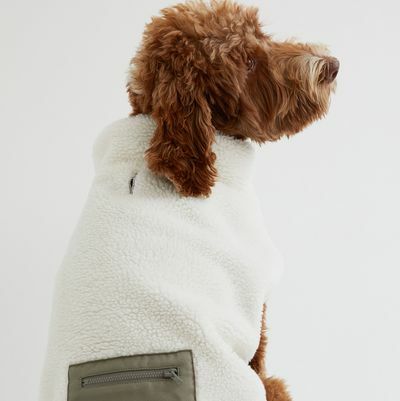 Hundejacke aus Shearling-Imitat mit Taschendetail