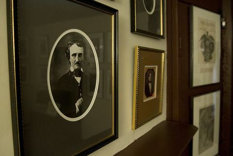 zu afp Geschichte von Fabienne Faur, uns Literatur Museum Wirtschaft zu gehen. Fotos des US-Schriftstellers Edgar Allan Poe und seiner Familie hängen an der Wand des Hauses und Museums von Edgar Allan Poe, das sich im ehemaligen Haus des Schriftstellers in Baltimore befindet. Maryland, am 11. August 2011 Poe, der von 1809 bis 1849 lebte, wurde bekannt für seine mysteriösen Kurzgeschichten und Gedichte wegen des Budgetproblems, mit dem die Stadt Baltimore, das Poe Museum in droht zu schließen afp Foto saul loeb mehr Fotos im Bildforum Bildnachweis sollte saul loebafp über getty lesen Bilder