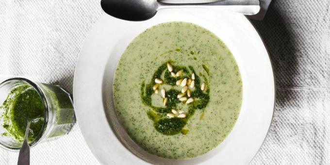 Bärlauchsuppe mit Pesto und Pinienkernen