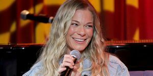 leann rimes spricht auf der bühne an einem abend mit leann rimes im grammy museum am 31. mai 2022 in los angeles, kalifornien, foto von rebecca sappgetty images for the recording academy