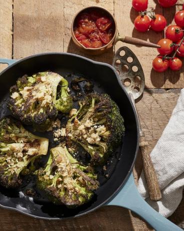 Brokkolisteaks mit gewürzter Tomatenmarmelade