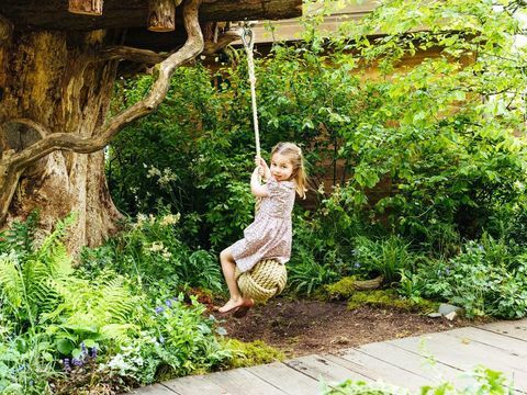 Kate Middleton gibt Prince George, Princess Charlotte und Prince Louise eine private Tour durch den Back to Nature-Garten