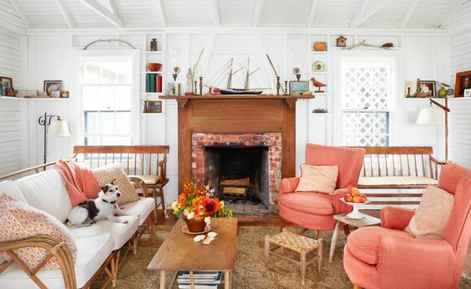 Eine entspannte Art Cottage, Martha’s Vineyard Retreat, Wohnzimmer der Hausbesitzer Phoebe Cole Smith und Mike Smith