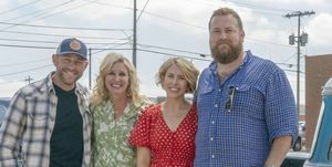 Wie bei der Übernahme der Heimatstadt zu sehen, posieren Ben und Erin Napier für ein Foto mit den Partnern Dave und Jenny Mars in der Innenstadt von Fort Morgan, Colorado