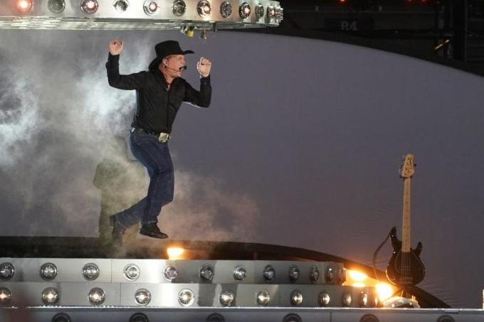 Country-Musikstar Garth Brooks während seiner ersten Nacht einer Reihe von Konzerten im Croke Park, Dublin Bilddatum Freitag, 9. September 2022 Foto von Brian Lawlesspa Bilder über Getty Images