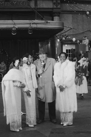 Willard Scott interviewt die Besetzung von Broadways Dreamgirls bei der Thanksgiving-Day-Parade von Macy's 1982