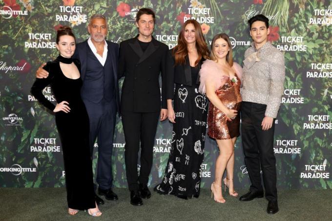 london, england september 07 l r kaitlyn dever, george clooney, lucas bravo, julia roberts, billie lourd und maxime bouttier besuchen die welt premiere von ticket to paradise im odeon luxe leicester square am 07. september 2022 in london, england photo by tim p whitbygetty images for Universal-